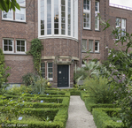 Segmentvormige erker en toegangsdeur.
<br/>
Corrie Groen- Pickhard, 2017-07-27